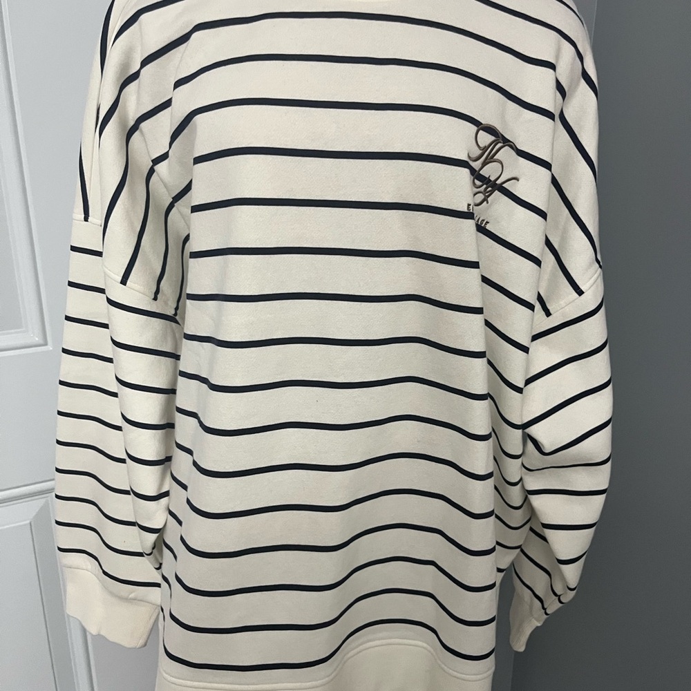 🔥186–NWT Reitmans Cream and Navy Striped Sweater